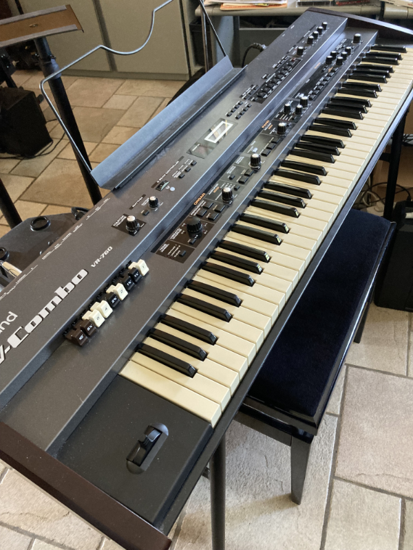 2023-06-V-Combo Roland (VR-760) 001